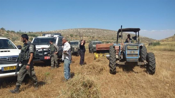 الاحتلال يستولي على جرار زراعي ويمنع المزارعين من حراثة أرضهم شرق يطا