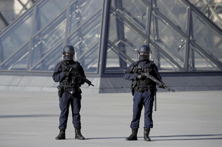 مصر تدين الهجوم أمام متحف اللوفر في باريس