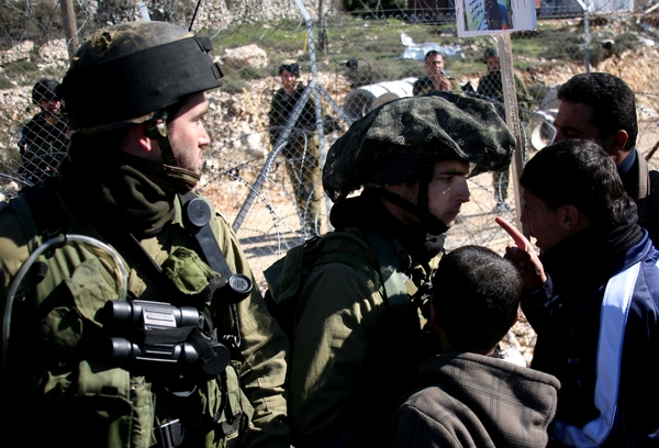 الاحتلال يعتقل طفلا (8 سنوات) من بلدة بيت أمر