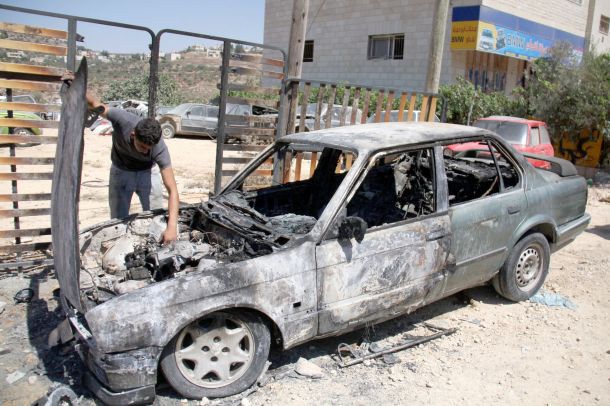 مستوطنون يحرقون سيارة جنوب نابلس