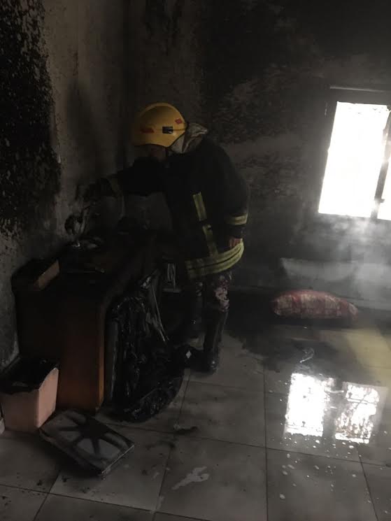 الدفاع المدني يحد من انتشار النيران داخل منزل في قلقيلية