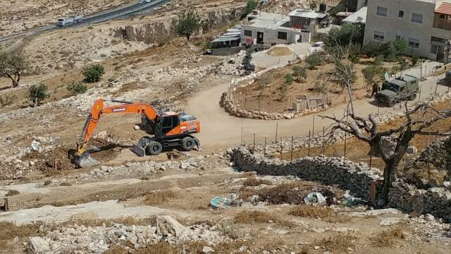 الاحتلال يشق طريقا في حزما شمال شرق القدس