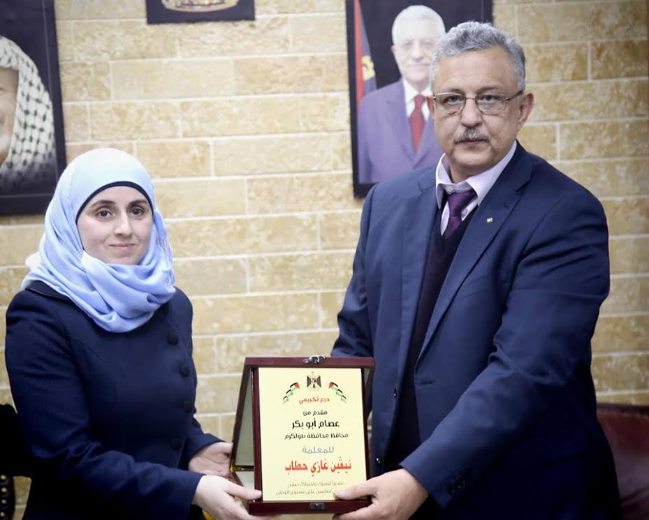 أبو بكر يكرم المعلمة حطاب لاختيارها من أفضل 5 معلمين على مستوى المحافظات الشمالية