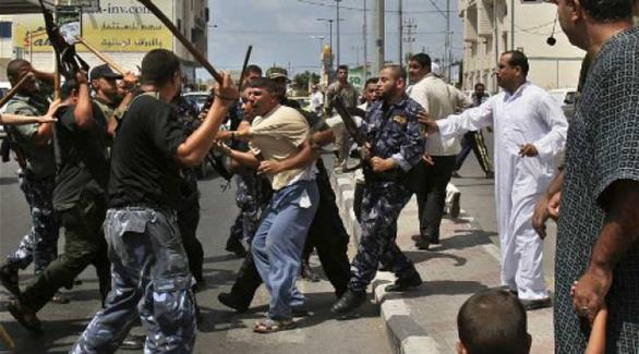 حماس تعتدي بالضرب على الشبان المشاركين بوقفة مطالبة بإنهاء الانقسام ووقف الغلاء