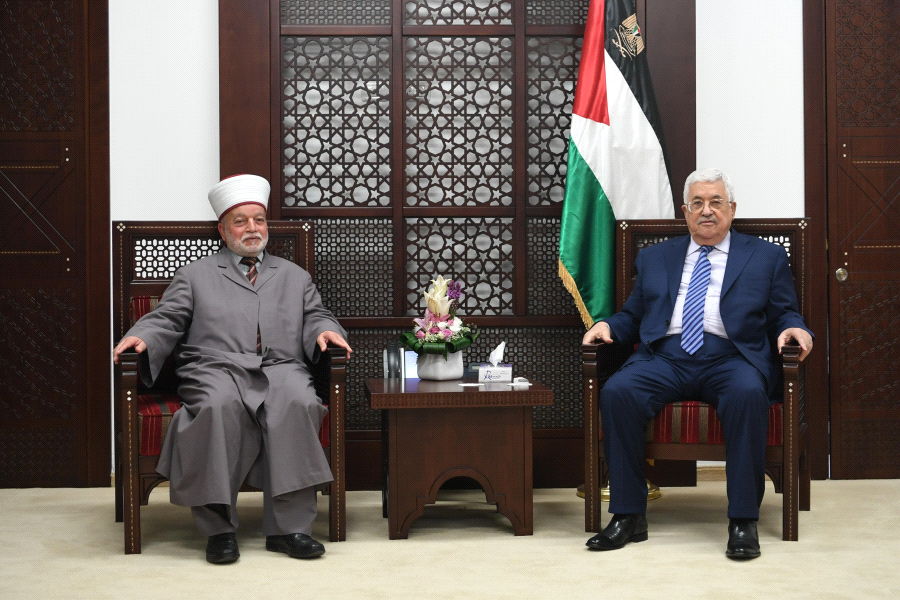 الرئيس يبحث مع المفتي العام والوزير الحسيني تطورات الأوضاع في القدس