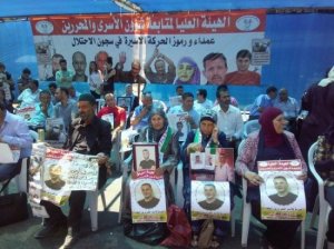 روائيون عرب يزورون خيمة التضامن مع الأسرى في رام الله