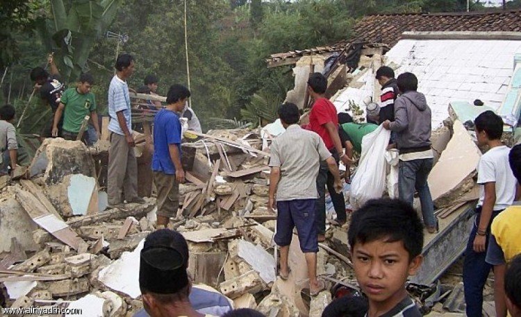 مصرع 2 وإصابة 7 جراء زلزال ضرب جزيرة جاوة
