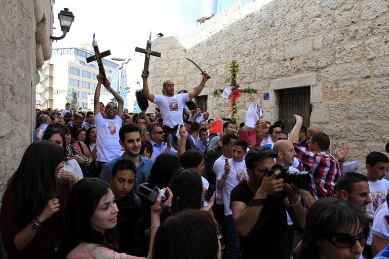 الطوائف المسيحية في فلسطين تحتفل بـ سبت النور