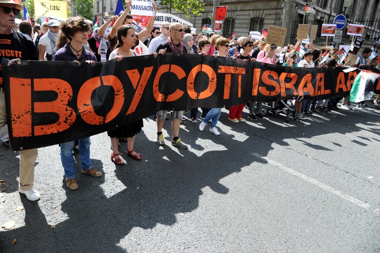 Protesters hold a banner that reads "Boycott Israel" during a pro-Palestinian demonstration in Paris on August 2, 2014. Israel bombarded Gaza on August 2 after accusing Hamas of destroying a humanitarian ceasefire by capturing a soldier whom the Islamists say was probably killed in Israeli shelling. AFP PHOTO / DOMINIQUE FAGET / AFP PHOTO / DOMINIQUE FAGET
