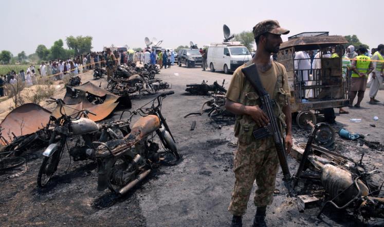 باكستان: ارتفاع حصيلة ضحايا حريق صهريج النفط إلى 190
