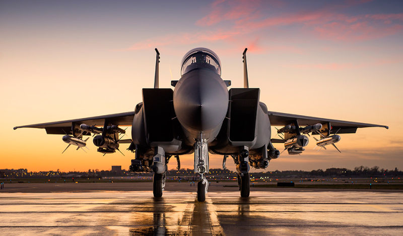 العاهل السعودي يدشن المقاتلة الجديدة المتطورة “F.15-SA”