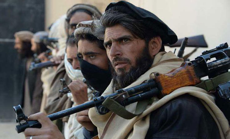 طالبان تحرر طاقم طائرة باكستانية تحطمت في أفغانستان