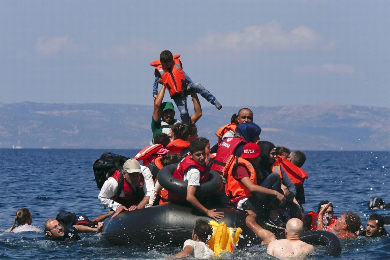 أكثر من مئة مهاجر فقد أثرهم بعد غرق قاربهم قبالة السواحل الليبية