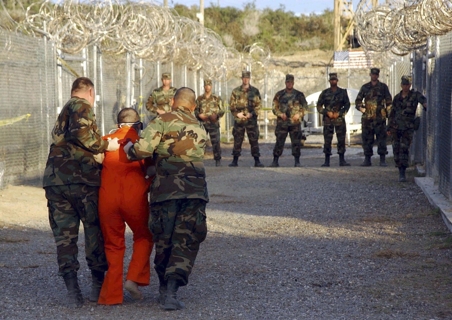 أمريكا تنقل 15 معتقلا من سجن غوانتانامو الى الامارات العربية