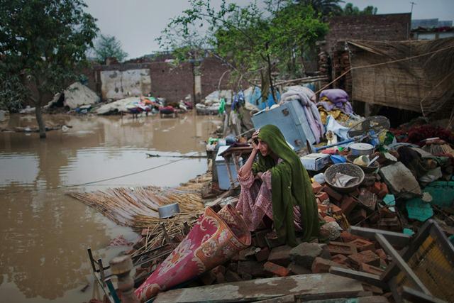 فيضانات تقتل 30 شخصا وتجرف مسجدا في باكستان