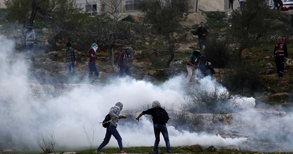 إصابات بـ”المطاط” والاختناق إثر قمع الاحتلال مسيرة في دير جرير شرق رام الله