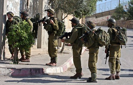 القدس: قوات كبيرة من جنود الاحتلال تقتحم مخيم شعفاط