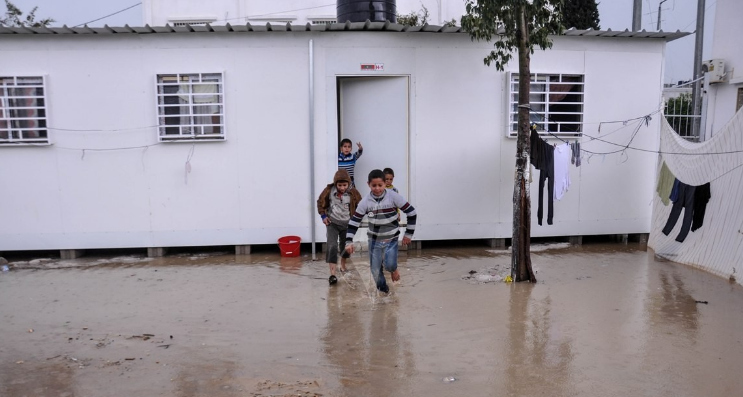 “المنخفض الجوي” يفاقم معاناة ساكني “الكرفانات” في غزة