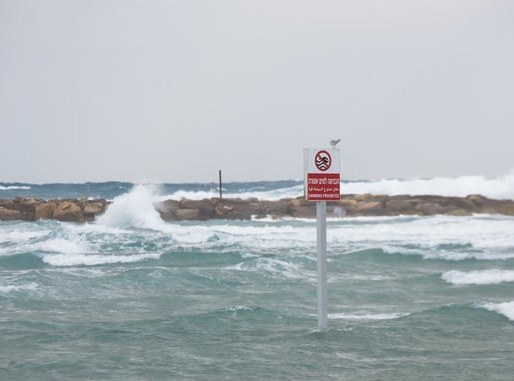 بالصور- الامواج العاتية تقذف الالغام البحرية على سواحل تل ابيب