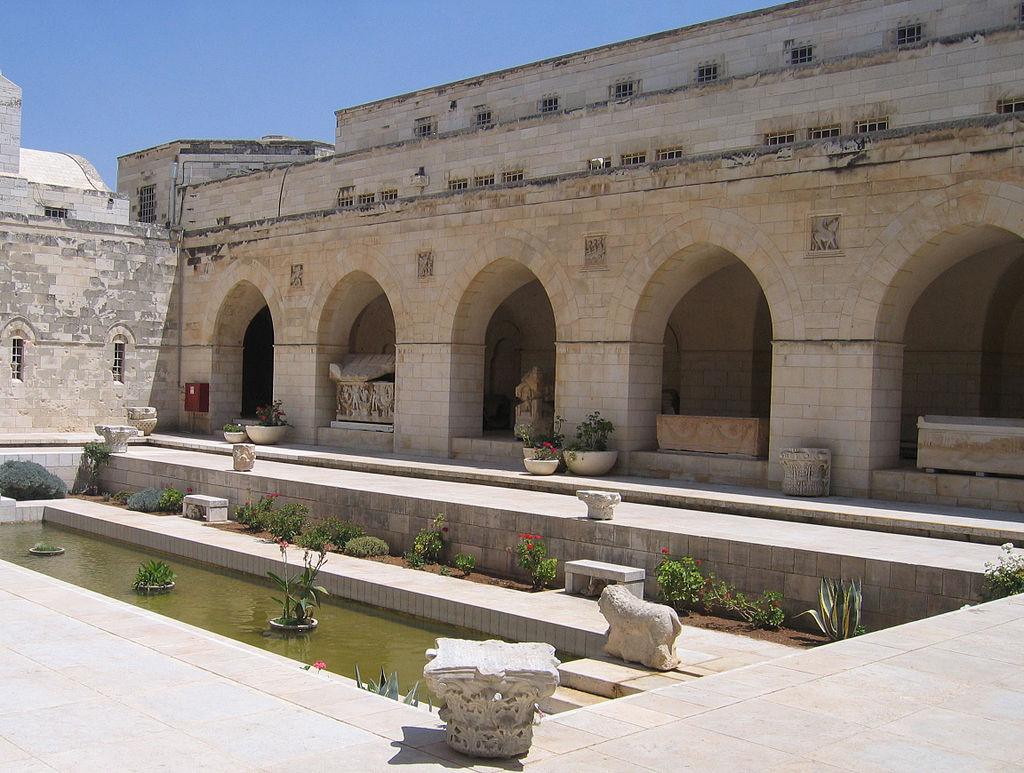 “السياحة” تطالب باسترجاع متحف الآثار الفلسطيني