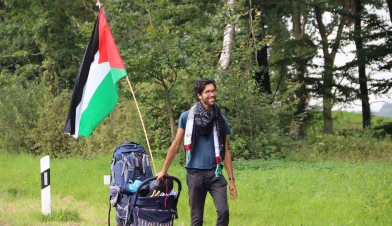متضامن سويدي يصل التشيك في طريقه إلى فلسطين سيرا على الأقدام