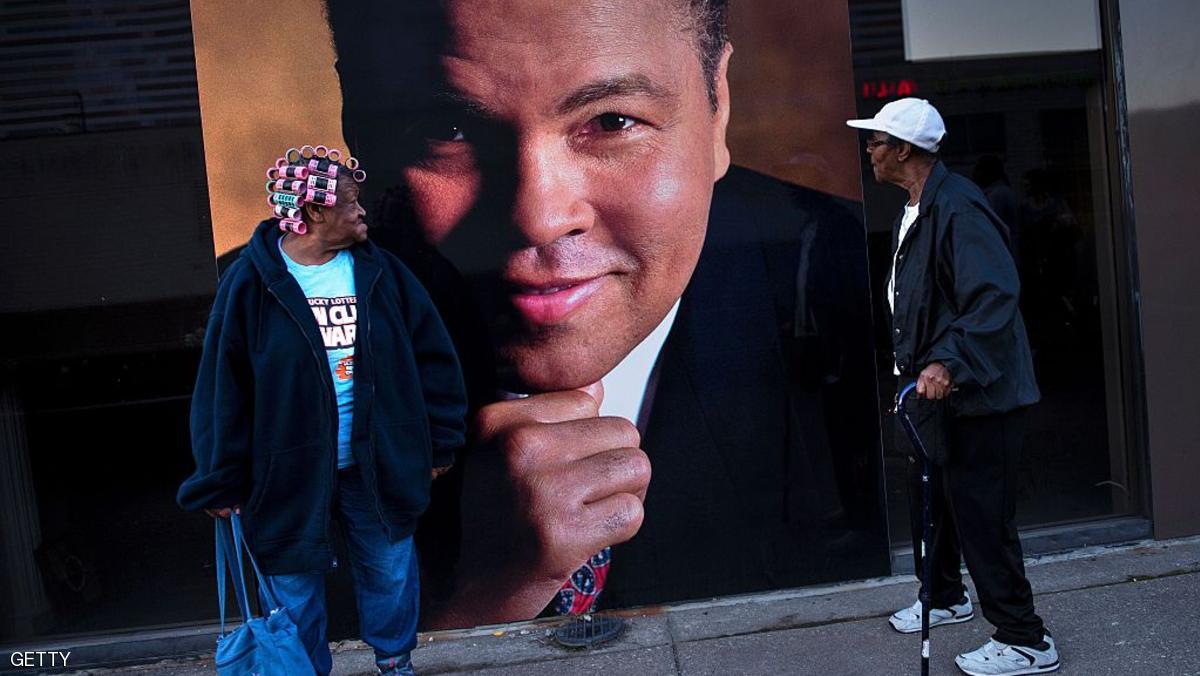 Arvetta Barbour (L) and Lillie Burney look at a large photo of boxing legend Muhammad Ali June 7, 2016 in Louisville, Kentucky.
Muhammad Ali's hometown is ready to "welcome the world" for this week's ceremonies honoring the late boxing legend, Louisville's mayor said, with a huge public procession set for "The Greatest." The largest city in the southern state of Kentucky and home to 600,000 people, Louisville will play host to the mass public celebration of the life of Ali, its most famous native son. / AFP / Brendan Smialowski (Photo credit should read BRENDAN SMIALOWSKI/AFP/Getty Images)