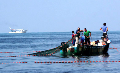 العثور على صيادَين فُقدت آثارهما في بحر غزة