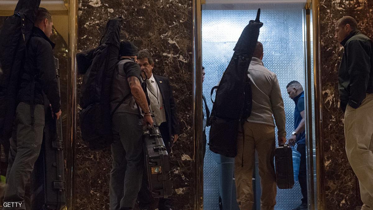 Secret Service agents board an elevator at Trump Tower, on December 7, 2016 in New York. / AFP / Bryan R. Smith (Photo credit should read BRYAN R. SMITH/AFP/Getty Images)