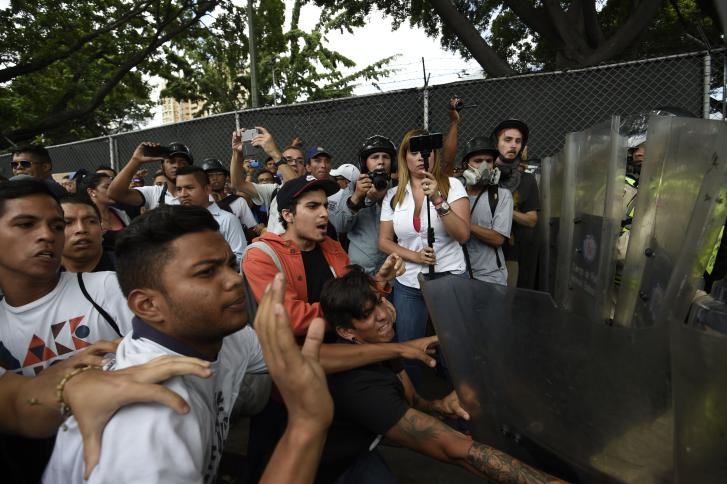 المعارضة الفنزويلية تدعو لتنظيم استفتاء على إقالة الرئيس