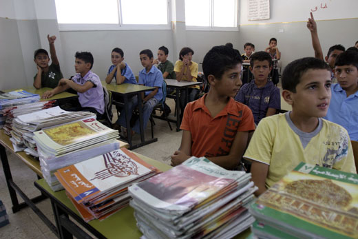 كاتب إسرائيلي يتهم مناهج التعليم الفلسطينية بالتحريض