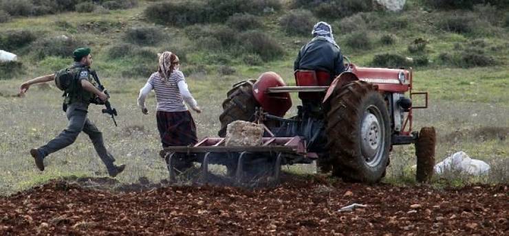قلقيلية: قوات الاحتلال تمنع مزارعي عزون من التوجه لأراضيهم