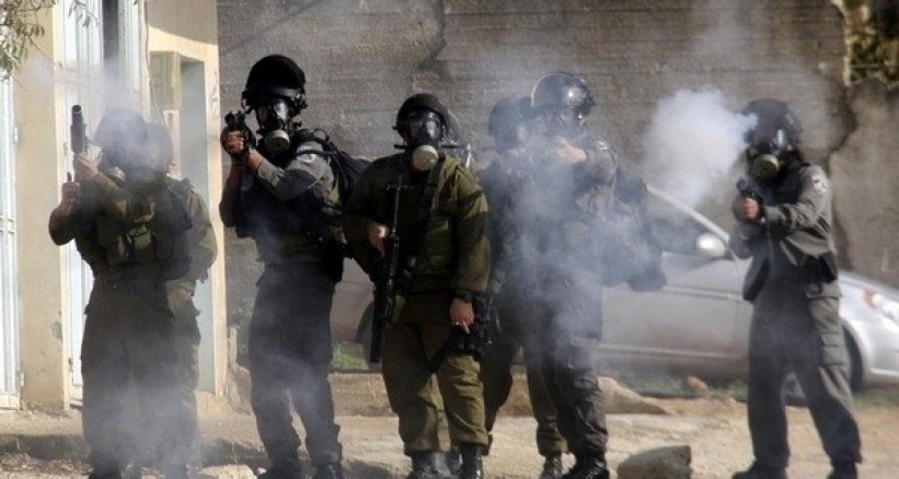الاحتلال يعتدي على 3 صحفيين ويعتقل شابين بمواجهات في مخيم العروب