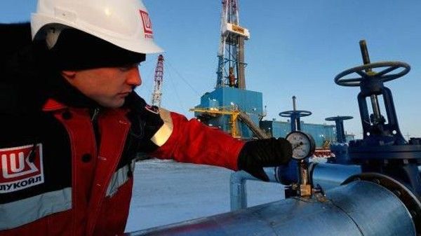 روسيا: مناقشة تجميد إنتاج النفط في اجتماع الجزائر