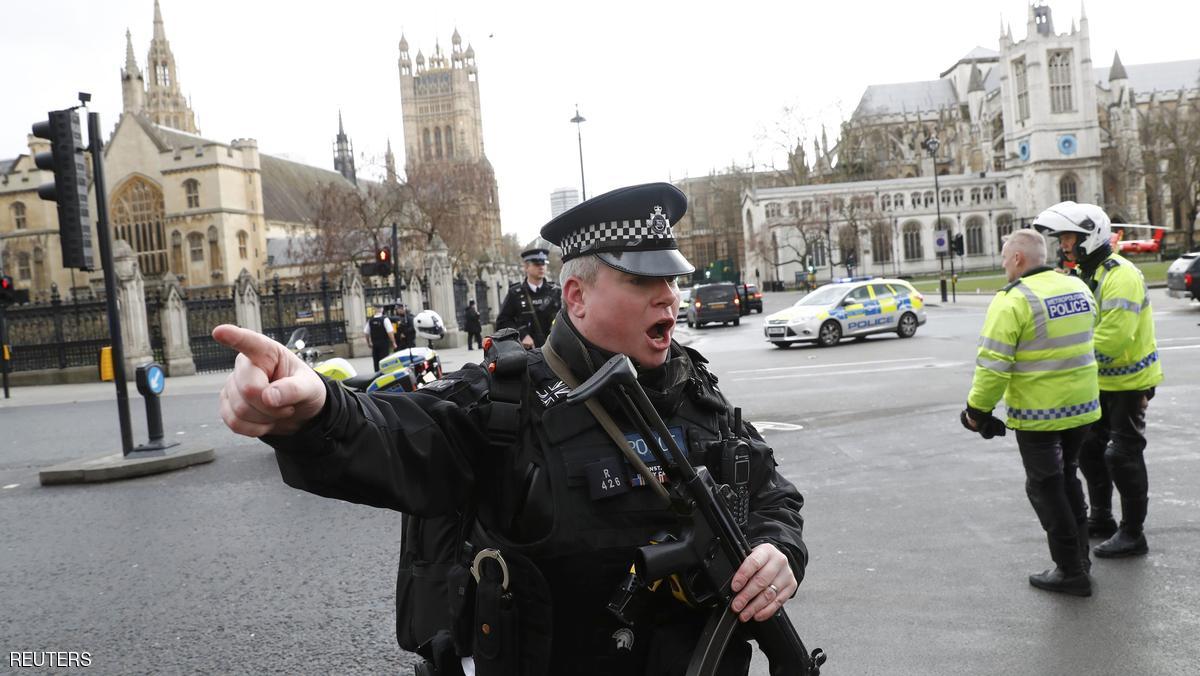 Armed police respond outside Parliament during an incident on Westminster Bridge in London, Britain March 22, 2017. REUTERS/Stefan Wermuth