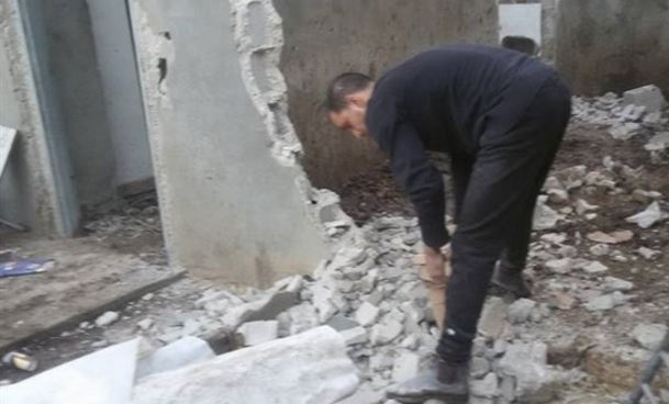 مقدسي يهدم منزله في سلوان بضغط من بلدية الاحتلال