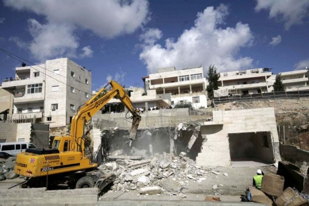 الاحتلال يهدم منزلين ومنشأة تجارية في القدس