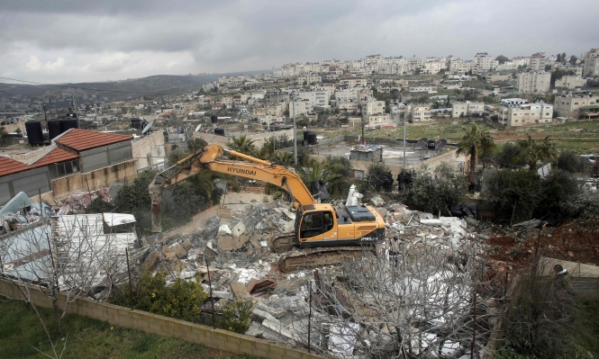 القدس: جرافات الاحتلال تهدم 4 شقق سكنية وأحد الصفوف المدرسية