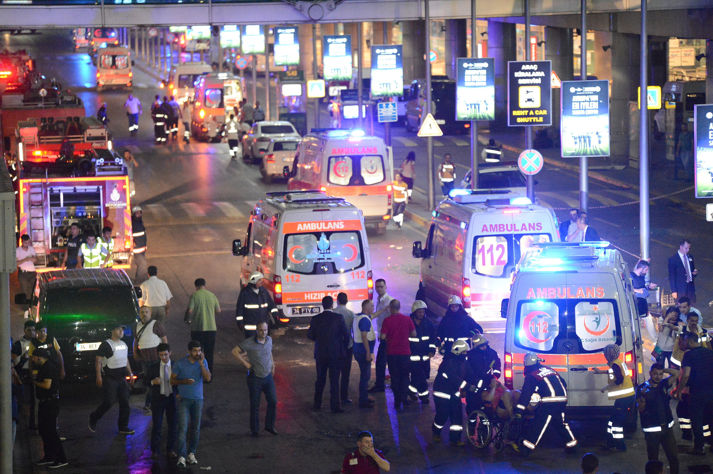Paramedics help casualties outside Turkey's largest airport, Istanbul Ataturk, Turkey, following a blast, June 28, 2016. REUTERS/Ismail Coskun/IHLAS News Agency. TURKEY OUT. NO COMMERCIAL OR EDITORIAL SALES IN TURKEY. NO RESALES. NO ARCHIVE.